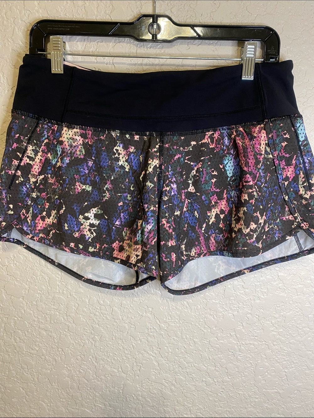 Lululemon Speed Up Size 6 - 4” inseam